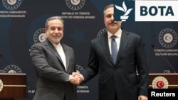 Ministri i Jashtëm i Turqisë, Hakan Fidan, gjatë takimit me homologun iranian, Abbas Araqchi, në Stamboll më 30 janar 2026. 