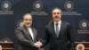 Turski ministar spoljnih poslova Hakan Fidan rukuje se sa šefom iranske diplomatije Abasom Arakčijem, Istanbul, 30. januar 2026.