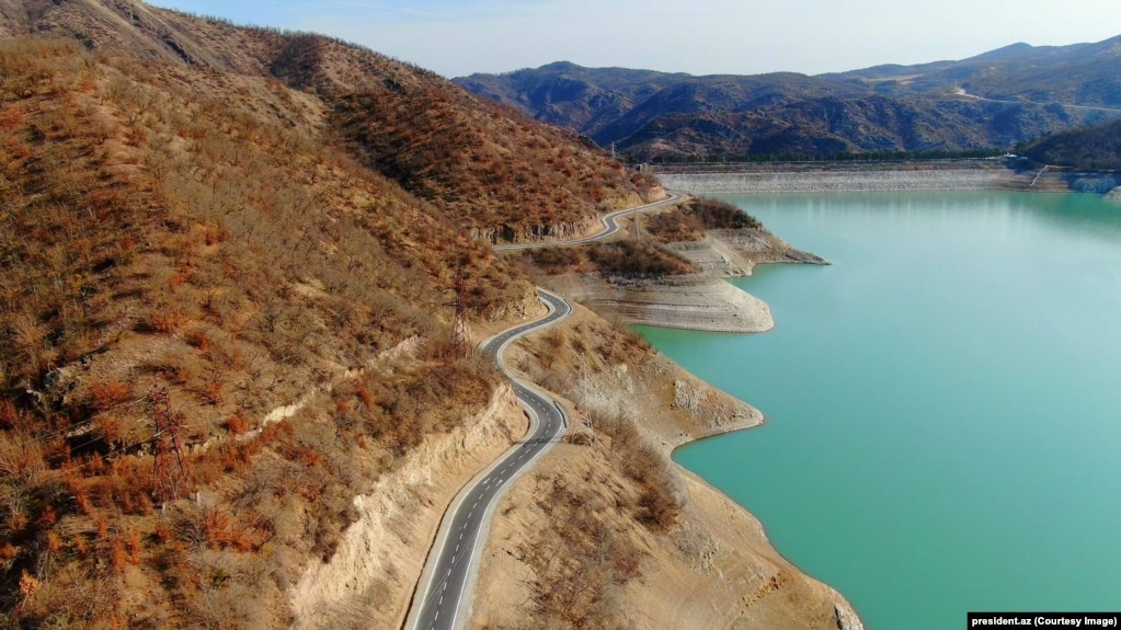 Një autostradë e ndërtuar rishtazi pranë një rezervuari uji në rajonin Agdara, fotografuar në mars të vitit 2025.