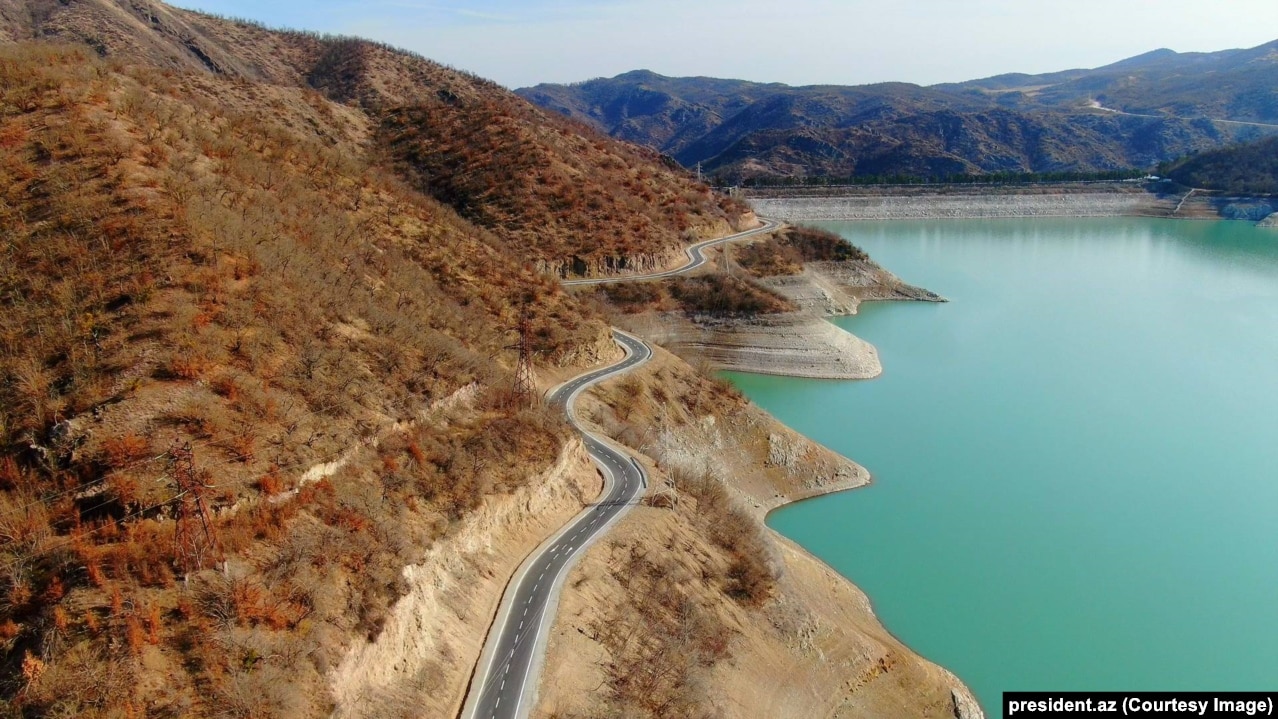Një autostradë e ndërtuar rishtazi pranë një rezervuari uji në rajonin Agdara, fotografuar në mars të vitit 2025.