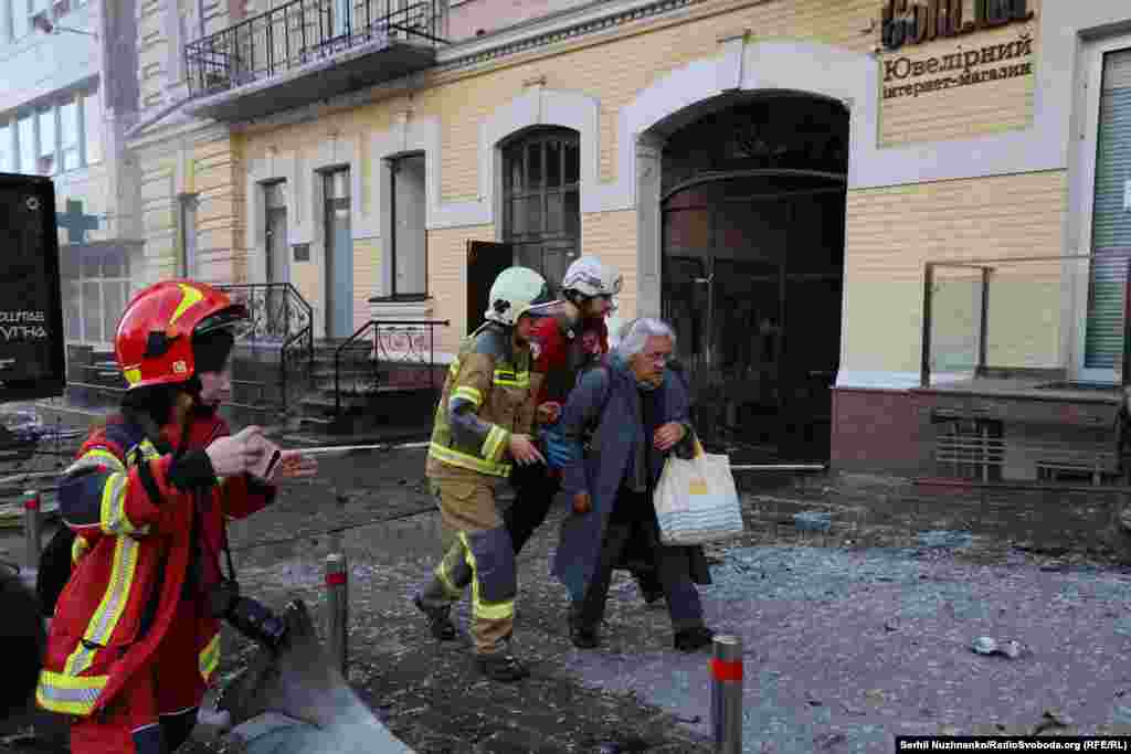 Рятувальники допомагають жінці на місці російського удару