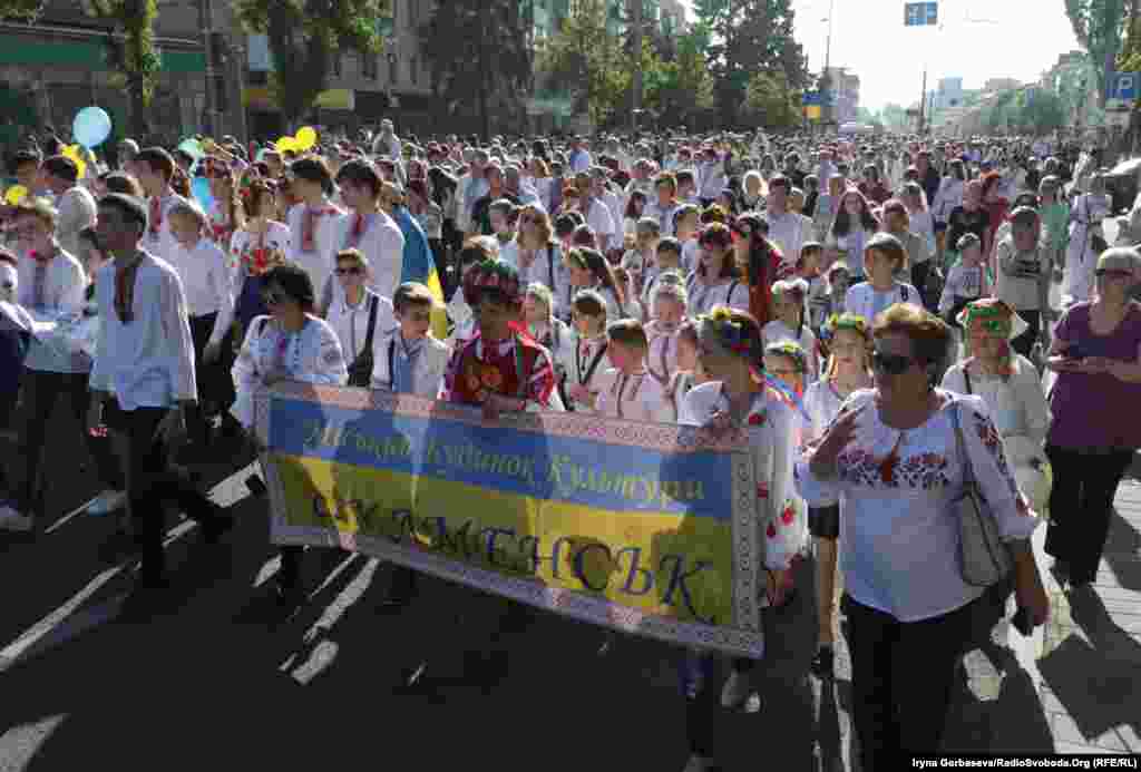 Більше 1000 жителів вийшли в національному одязі на вулиці міста