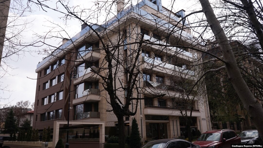 În această clădire se află apartamentul lui Țvetan Țvetanov, fost ministru de Interne al Bulgariei.