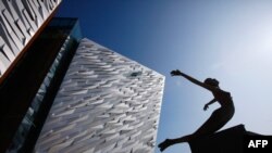 Demirgazyk Irlandiýa, Belfast şäherinde dikilen Titanigiň heýkeli.