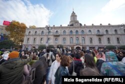 ქალთა მარშის მონაწილეები სიტყვით გამოსვლებს ისმენენ მსვლელობის დაწყებამდე