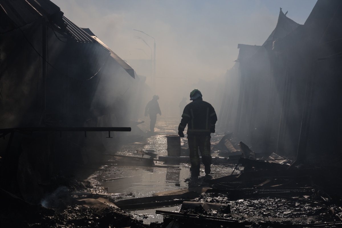 Російські військові регулярно з різних видів озброєння – ударними БпЛА, ракетами, КАБами, РСЗВ – атакують українські міста і цивільну інфраструктуру в усіх регіонах України.<br><br>Українська влада і міжнародні організації кваліфікують ці удари як воєнні злочини Росії і наголошують, що вони мають <a href="https://www.radiosvoboda.org/a/news-derzhdep-ataka-rf-ohmatdyt/33027459.html" target="_blank" class="wsw__a">цілеспрямований характер</a>.<br><br>Керівництво РФ заперечує, що російська армія під час масштабної війни завдає цілеспрямованих ударів по цивільній інфраструктурі України