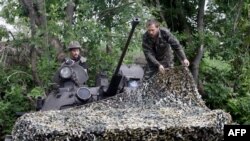 Ukrainian servicemen near the village of Starohnativka.