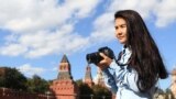 Чынара кадр үчүн ыңгайлуу ракурс издөөдө.