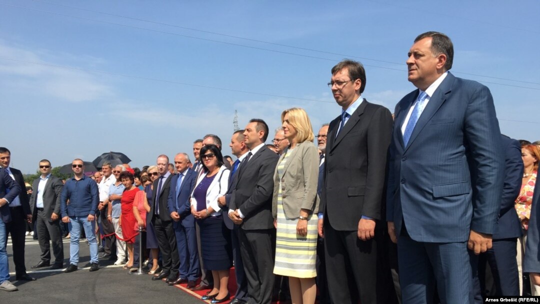 Predsjenik RS Milorad Dodik sa premijerom Srbije Aleksandarom Vučićem na otvaranju autoputa u Prnjavoru u nedjelju 11. septembra 2016.