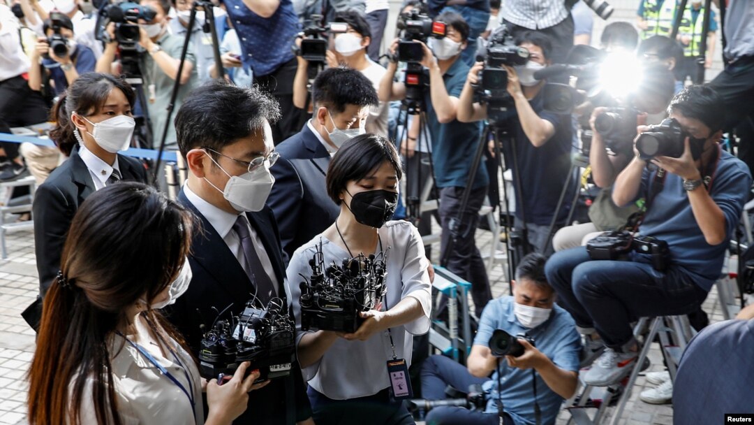Čelnik Samsung Grupe Lee Jae-yong stiže na sudsko ročište u središnji okružni sud u Seulu, Južna Koreja, 8. juna 2020. 