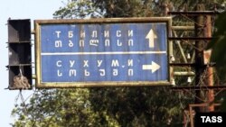 Абхазские парламентарии неоднократно подчеркивали: никто не собирается заставлять жителей Гали отказываться от грузинского гражданства, просто тогда они вместо абхазских паспортов будут иметь вид на жительство и не участвовать в ней в выборах