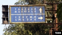 Мало кто в Абхазии сомневается, что гальцы, в основной своей массе малоимущие крестьяне, пытаются усидеть на двух стульях