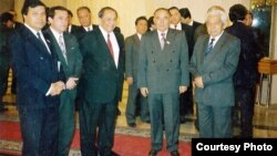 Америкалик таниқли ўзбек тадбиркори Абдурауф Мақсудий (ўнгдан учинчи). Dunyouzbeklari.com сайтидан олинган сурат.