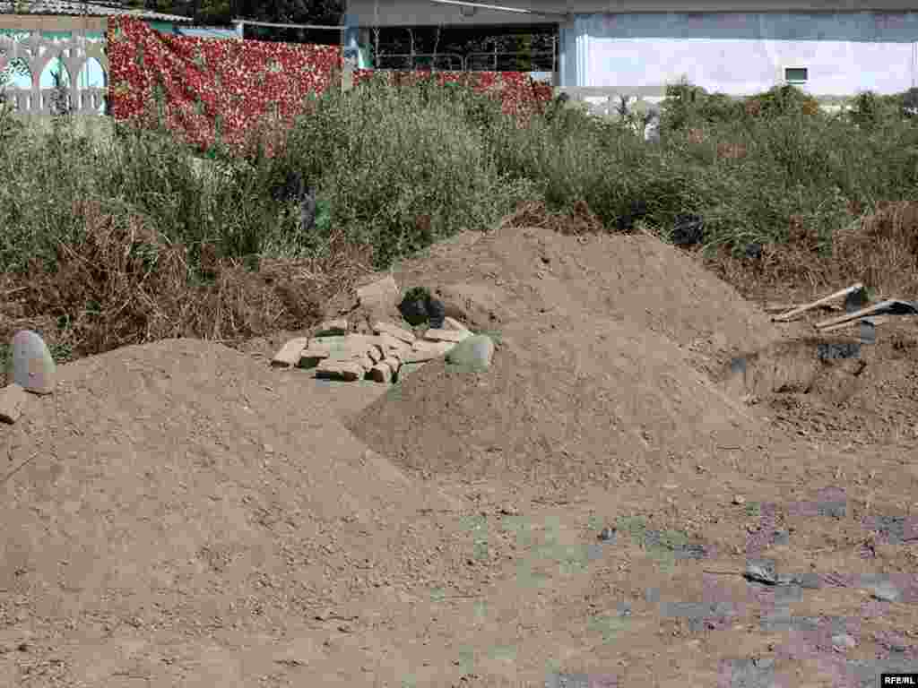 Мажримтолдаги эски қабристонда дўппайган янги қабрлар.