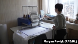 Лариса Поліщук працює на вишивальній машинці