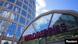 Logoul firmei Wildberries la un punct de colectare a cumpărăturilor, la Moscova.