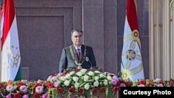 Тәжікстан президенті Эмомали Рахмон ант беру салтанатты рәсімінде. Душанбе, 16 қараша 2013 жыл.
