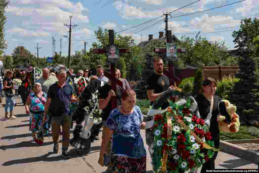 Похоронна процесія. Односельці проводять в останню путь 5-тьох членів родини Воронових, тіла яких вдалося упізнати після ракетного удару Росії.Радушне, Дніпропетровська область, 3 серпня 2026 року