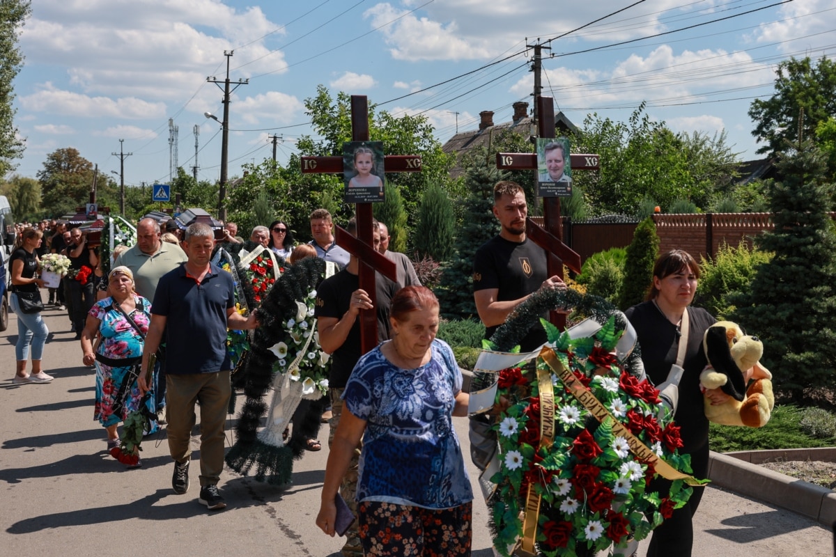 Похоронна процесія. Односельці проводять в останню путь 5-тьох членів родини Воронових, тіла яких вдалося упізнати після ракетного удару Росії. Радушне, Дніпропетровська область, 3 серпня 2026 року