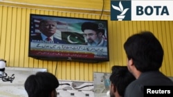 Presidenti i SHBA-së, Donald Trump, së bashku me udhëheqësin suprem të Iranit, ajatollah Mojtaba Khamenei, shfaqen në ekranin e një kanali vendas në Pakistan, vendi ku pritet të mbahen Bisedimet e paqes, Islamabad, 10 prill.