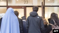 Представители СМИ и просто зрители перед Высшем судом Орхуса