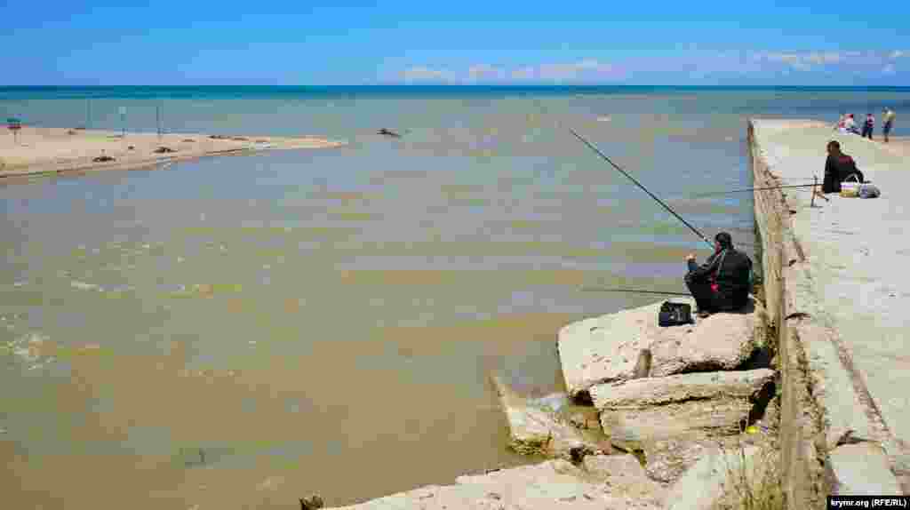 Каламутну воду після затяжних дощів несе в Чорне море річка Альма