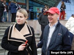 Valer Tsapkala, Belarusz volt washingtoni nagykövete, egy sikeres hi-tech park alapítója és felesége Minszkben, 2020. május 26-án