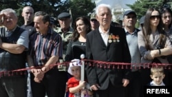 В маленькой республике трудно что-то утаить, здесь часто можно услышать: "вот эта заправка такого-то депутата, это карьер такого-то депутата", и это не не скрывается