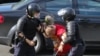 Hapšenje demonstranta u Minsku 