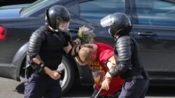 Hapšenje demonstranta u Minsku