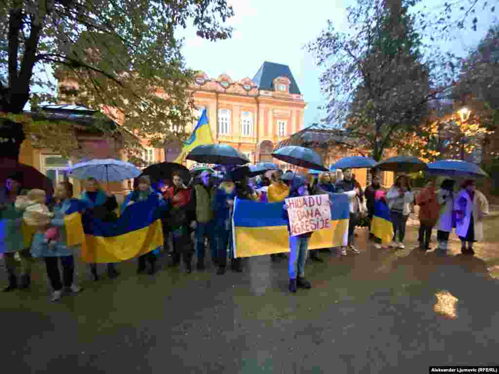 I pored jake kiše, tradicinalno šetnja je počela na centralnom gradskom trgu, a završila se ispred zgrade bivšeg ruskog poslanstva uz poruku &quot;Slava Ukrajini!&quot;.