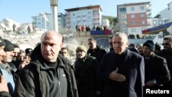 Președintele turc Recep Tayyip Erdoğan a vizitat miercuri zonele afectate de cutremurul care a lovit luni dimineață. Kahramanmaraș, Turcia, 8 februarie 2023.