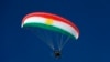 Paraglajder u bojama kurdske zastave iznad planinskog odmarališta Korek, blizu grada Ravanduz u severnom autonomnom kurdskom regionu Iraka, 16. februar 2026.