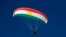 Paraglajder u bojama kurdske zastave iznad planinskog odmarališta Korek, blizu grada Ravanduz u severnom autonomnom kurdskom regionu Iraka, 16. februar 2026.