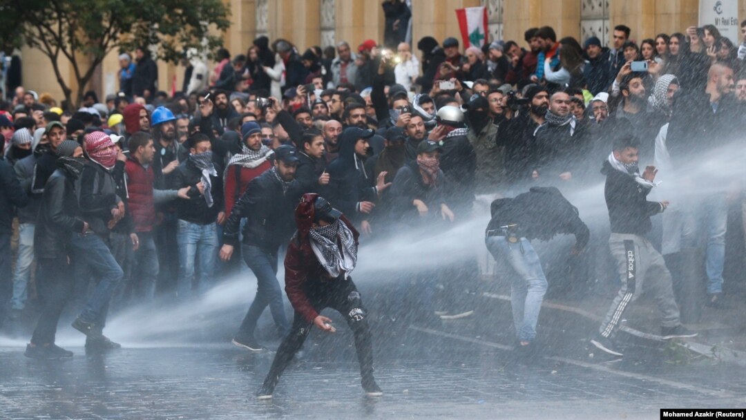 Vodeni topovi usmjereni na demonstrante koji protestuju protiv vladajuće elite. Bejrut, 18. januar 2020.