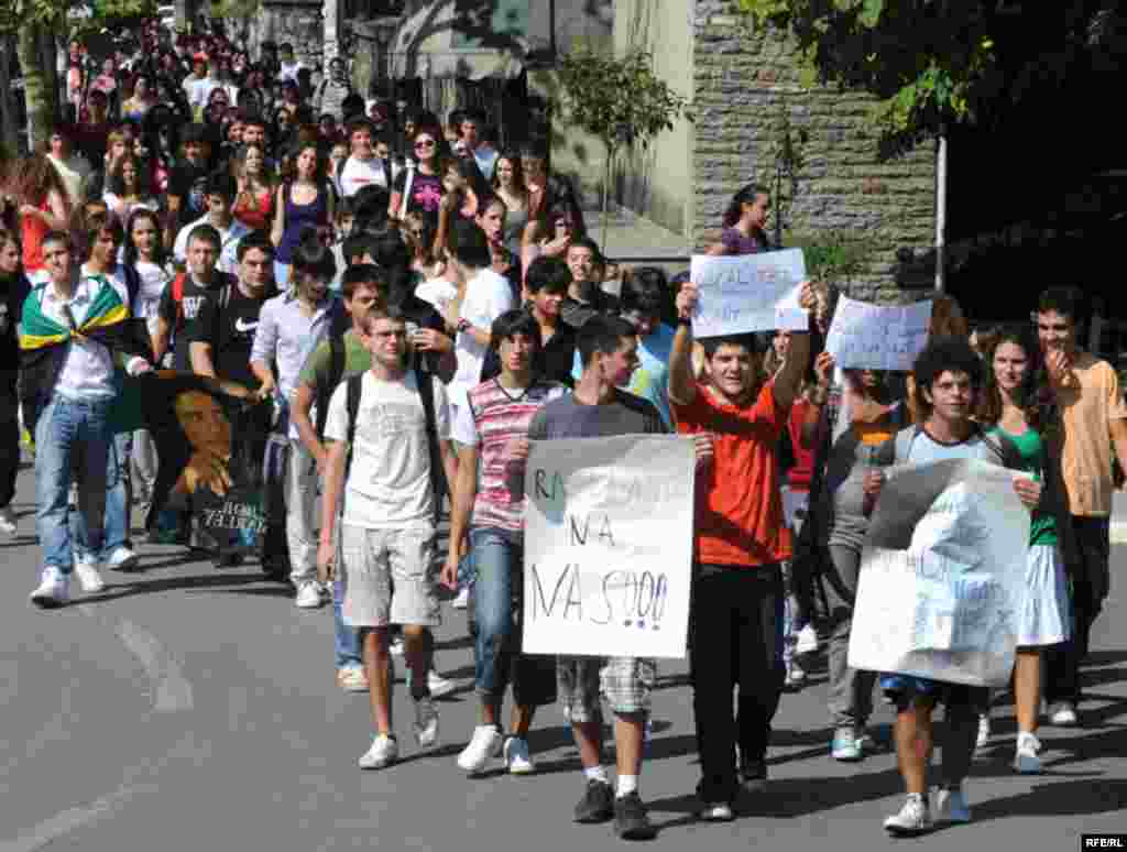 Crna Gora - Srednjoškolci protestiraju - Srednjoškolci iz Podgorice su ovom šetnjom izrazili podršku učenicima sa Cetinja krajem septembra. Foto: Savo Prelević, RFE/RL