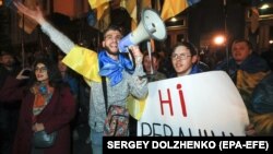 Під час протесту проти підписання в Мінську так званої «формули Штайнмаєра» біля Офісу президента України. Київ, 2 жовтня 2019 року