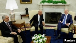 محمد اشرف غنی رئیس جمهور و عبدالله عبدالله رئیس شورای عالی مصالحه ملی افغانستان حین دیدار با جو بایدن رئیس جمهوری ایالات متحده امریکا در قصر سفید