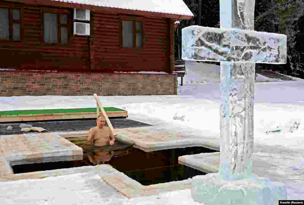 President rus, Vladimir Putin zhytet në ujin e akullt, për të festuar festën ortodokse të Epifanisë. (Kremlin via Reuters/Mikhail Klimentyev)