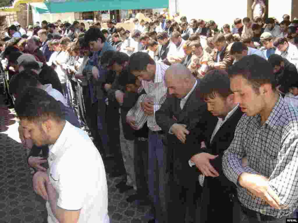 Azerbaijan -- men in mosque arms crossed (AZSL)