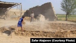 Кыргызстандык балдар ылайдан кыш куюп, үй салууда чоңдорго жардам берет.