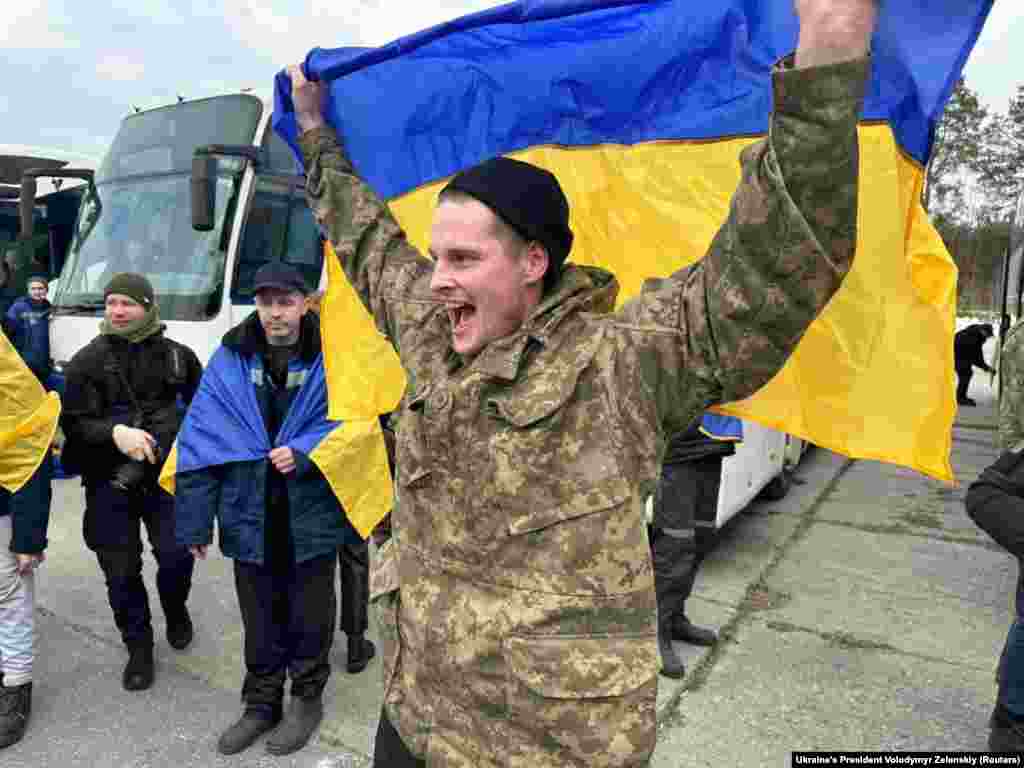 Перші емоції українського військового після повернення з російського полону