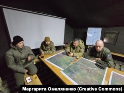 «Моя задача, як начальника секції, більше курувати, десь підказати, десь допомогти. Звісно, що коли йдуть великі штурмові дії, то і начальник штабу присутній, і командир батальйону, і заступник командира, ухвалюються рішення командирським складом», – Маргарита Омеляненко