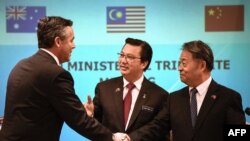 Malaziýanyň, Awstraliýanyň we Hytaýyň transport ministrleri Liow Tiong Lai (ortada), Darren Çester (ç) we Yang Chuantang (s), 22-nji iýul, 2016. 