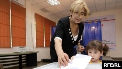 A voter casts her ballot in Tbilisi on May 30.