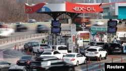 Coadă la o benzinărie din Seul (Rep. Coreea) pe 9 martie 2026