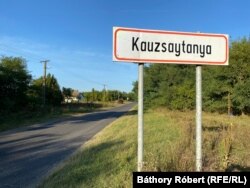 A Magyhoz tartozó Kauzsaytanyán lévő romos házakban papíron hemzsegtek a fiktív lakosok. Lőrincz Zoltán erről is kérdezte a jegyzőt