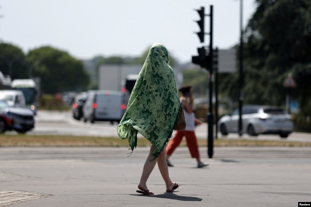 Një grua mbrohet nga dielli me një shall të gjatë në Nantes të Francës, më 23 qershor 2026.Më shumë se gjysma e Francës më 23 qershor ishte nën alarm të kuq meteorologjik për shkak të temperaturave ekstreme. Meteorologët i vlerësojnë këto temperatura ekstreme si ngjarje të paprecedentë.