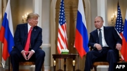 Președintele rus Vladimir Putin (dreapta) și președintele american Donald Trump (stânga) înainte de întâlnirea de la Helsinki - 16 iulie 2018