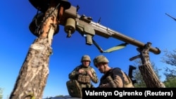 Ілюстраційне фото. Військові підрозділу протиповітряної оборони Окремої президентської бригади імені гетьмана Богдана Хмельницького дивляться на військовий планшет, відстежуючи переміщення російських безпілотників. Київщина, вересень 2026 року